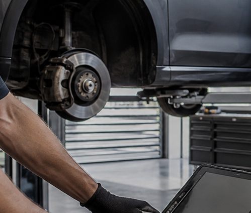 Bremsenservice in einer KFZ-Werkstatt