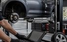 Fahrzeug auf Hebebühne in der Werkstatt